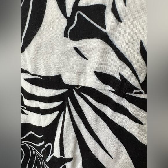 𝅺Sunny Island Hawaiian Beach Men shirt Size Small Black White 100% Rayon floral - Picture 3 of 8